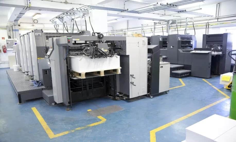 Druk offsetowy na folii adhezyjnej – zalety i zastosowania w reklamie Druk offsetowy na folii adhezyjnej – zalety i zastosowania w reklamie