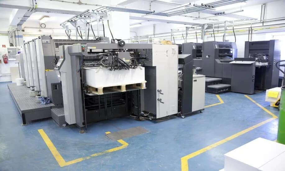 Druk offsetowy na folii adhezyjnej – zalety i zastosowania w reklamie