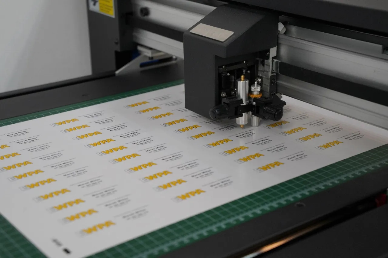 Druk na folii przezroczystej: Jak uzyskać wyjątkowe efekty wizualne