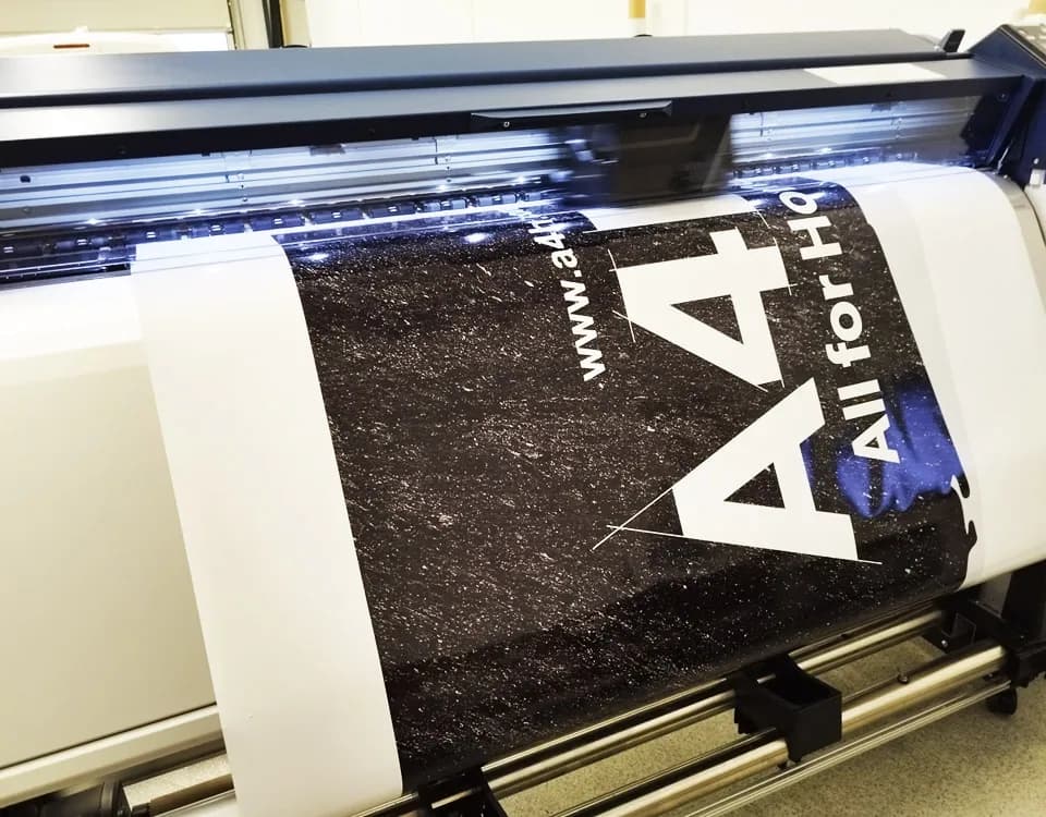 Jak druk na folii do oklejania samochodów zmienia reklamę mobilną