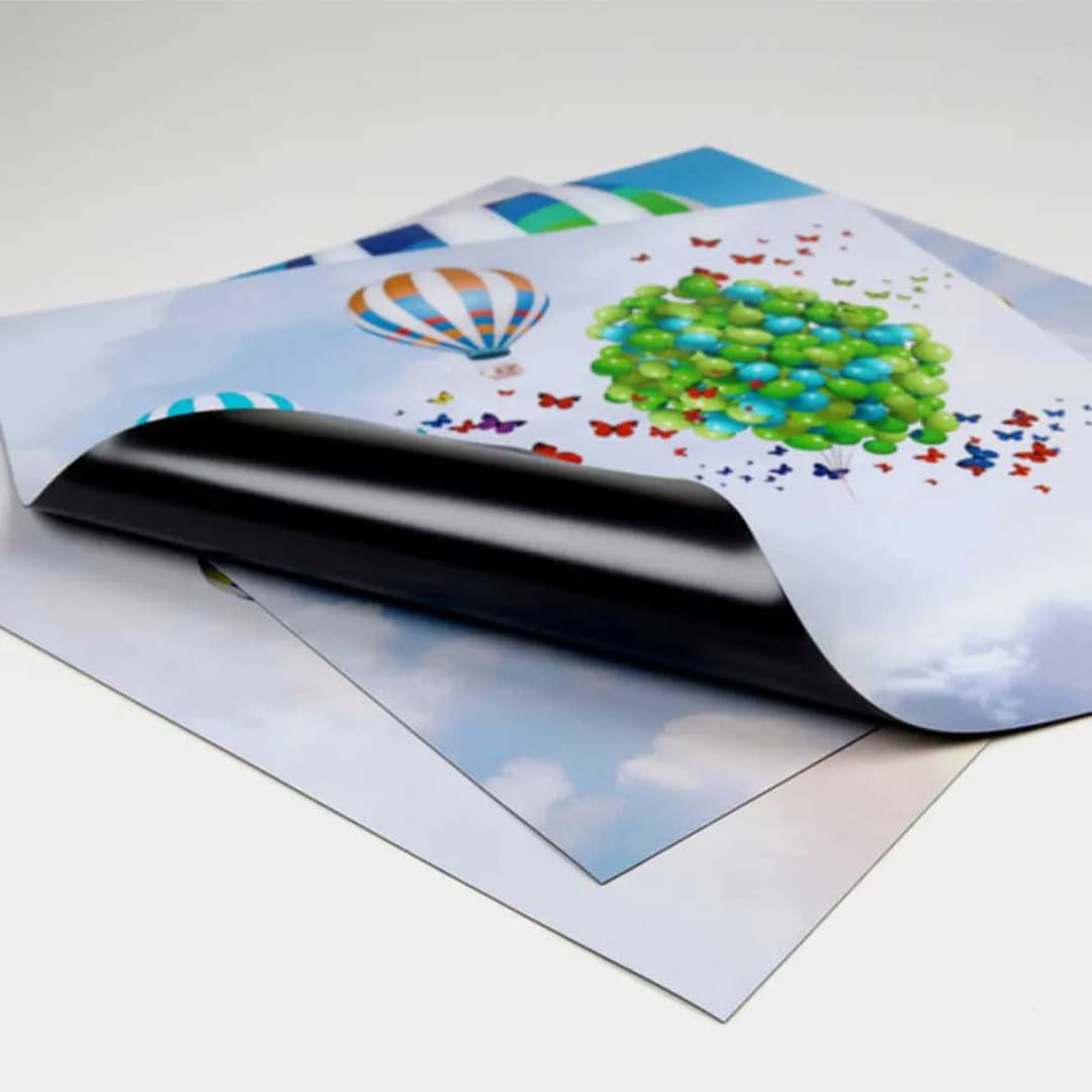 Druk na folii magnetycznej: zalety, techniki i praktyczne zastosowania